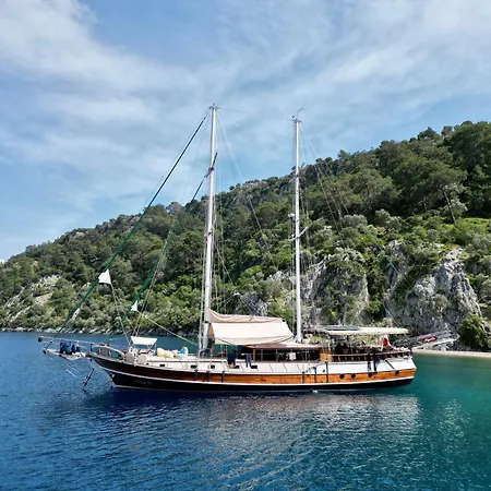 Botel Hayat Bu, Boot
