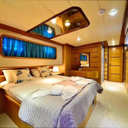 Hayat Bu, Boot Botel