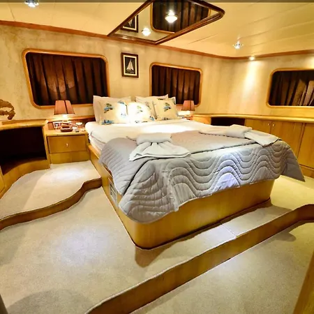 Botel Hayat Bu, Boot