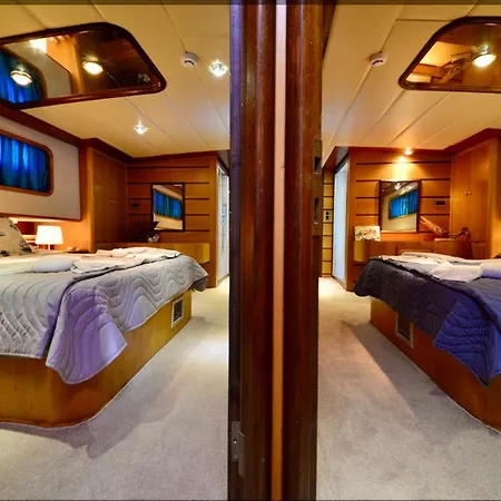 Botel Hayat Bu, Boot