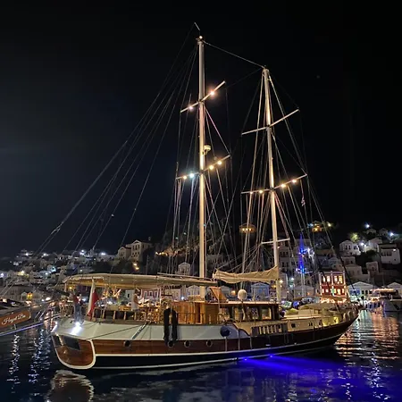 Hayat Bu, Boot Úszó hotel *
