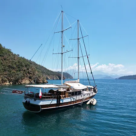 Hayat Bu, Boot Úszó hotel