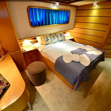 Úszó hotel Hayat Bu, Boot