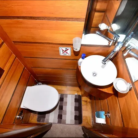 Úszó hotel Hayat Bu, Boot *