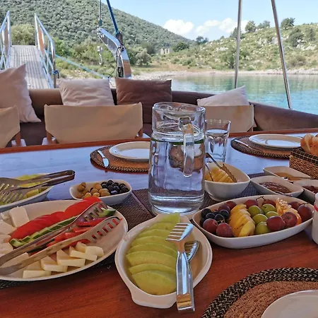 Hayat Bu, Boot Φετιγιέ